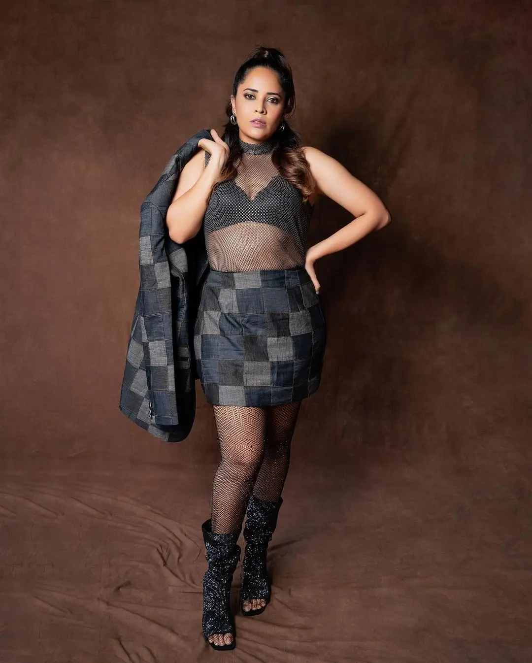 ANASUYA BHARADWAJ PHOTOSHOOT LONG LEGS SHOW IN BLACK SHORT SKIRT TOP 13